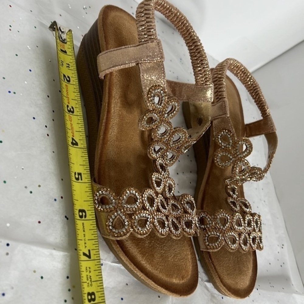 Woman’s Sandals - Picture 5 of 16